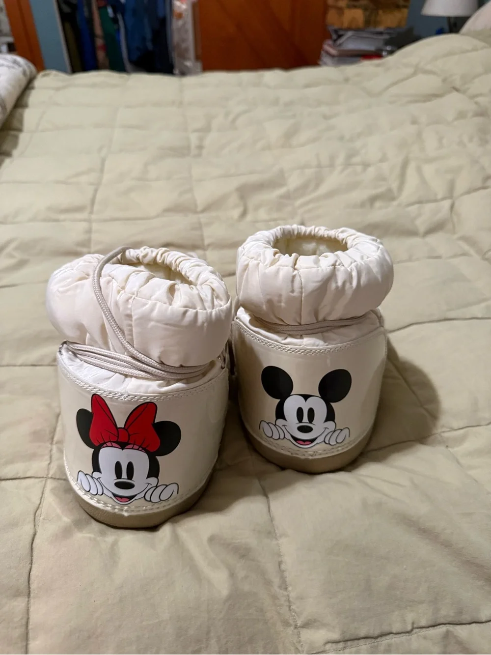 Mickey & Minnie moon boots - women’s 9